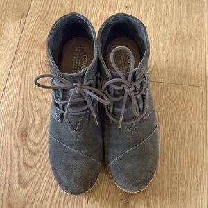 Toms Wedge. Olive green. Excellent condition